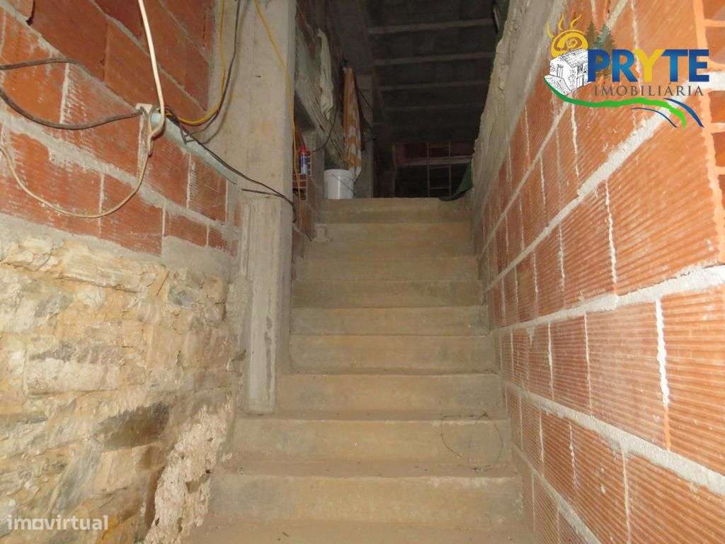 Imóvel em fase de recuperação situado na Sobreira Formosa-10