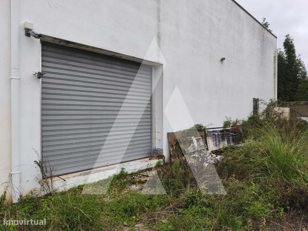 Armazém com apartamento T4 e terreno próximo de uma zona industrial. - Grande imagem: 4/5