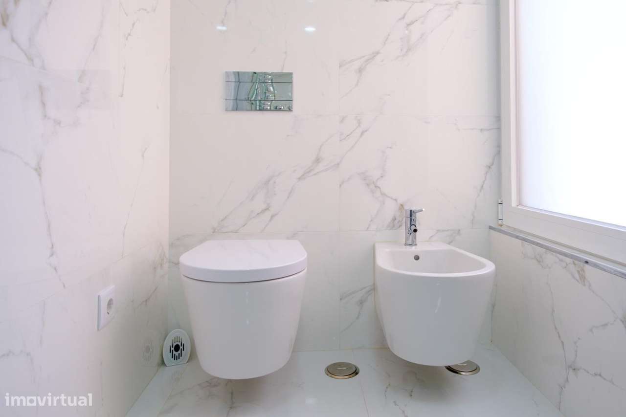 Moradia T4 com Piscina e Jardim na Aroeira, Almada-27