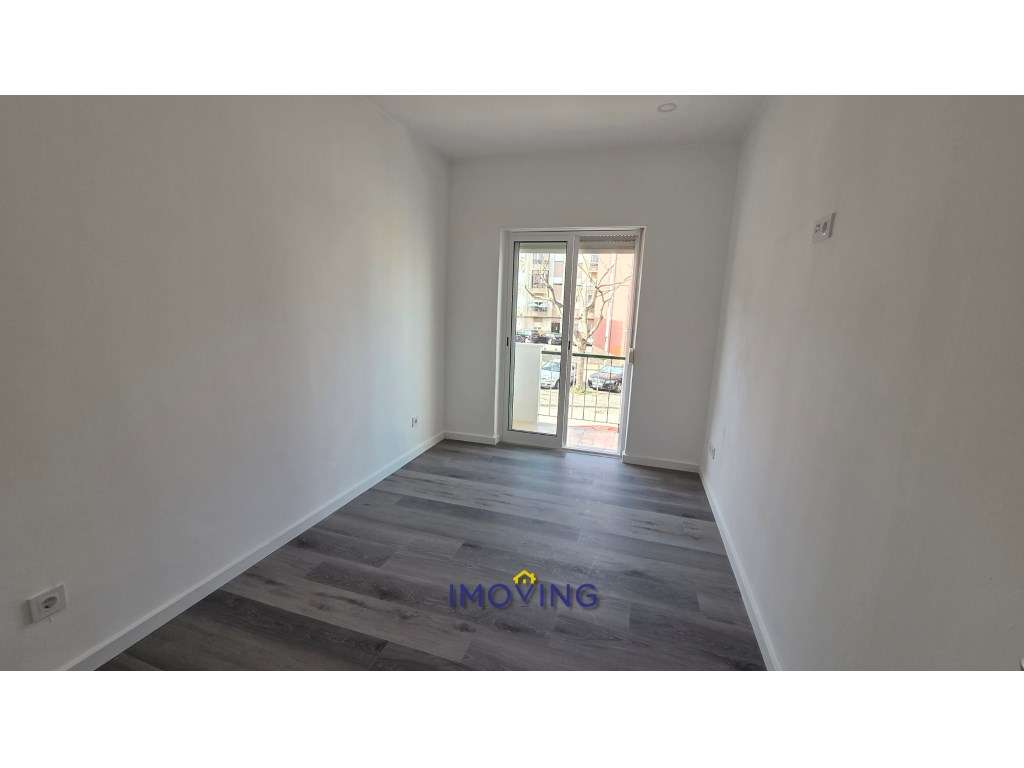 Apartamento T2 totalmente remodelado na Baixa da Banheira-10