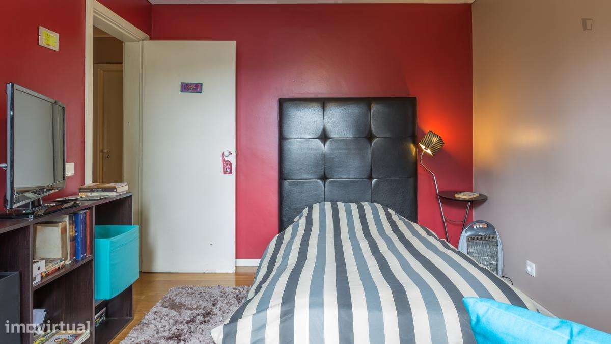 Quarto - localizado em Lordelo do Ouro Porto - Grande imagem: 5/10