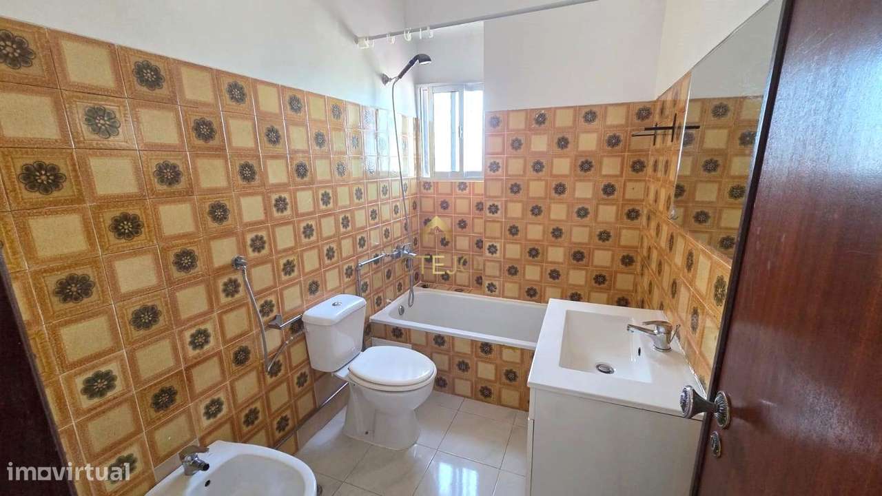 Apartamento T3 com Vista Rio em Sacavém-26