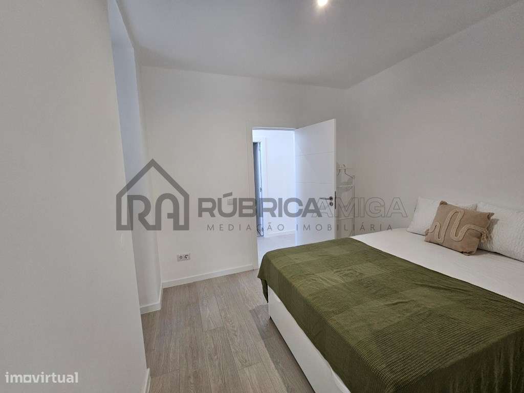 Moradia V2 em Loulé renovada com terraço e logradouro-17