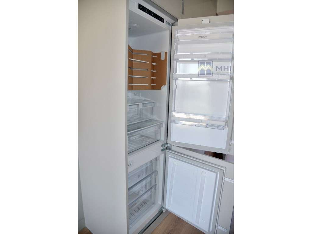 T0 +1 Novo com Varanda e Garagem e excelentes vista à Rua do Bonjar...-10