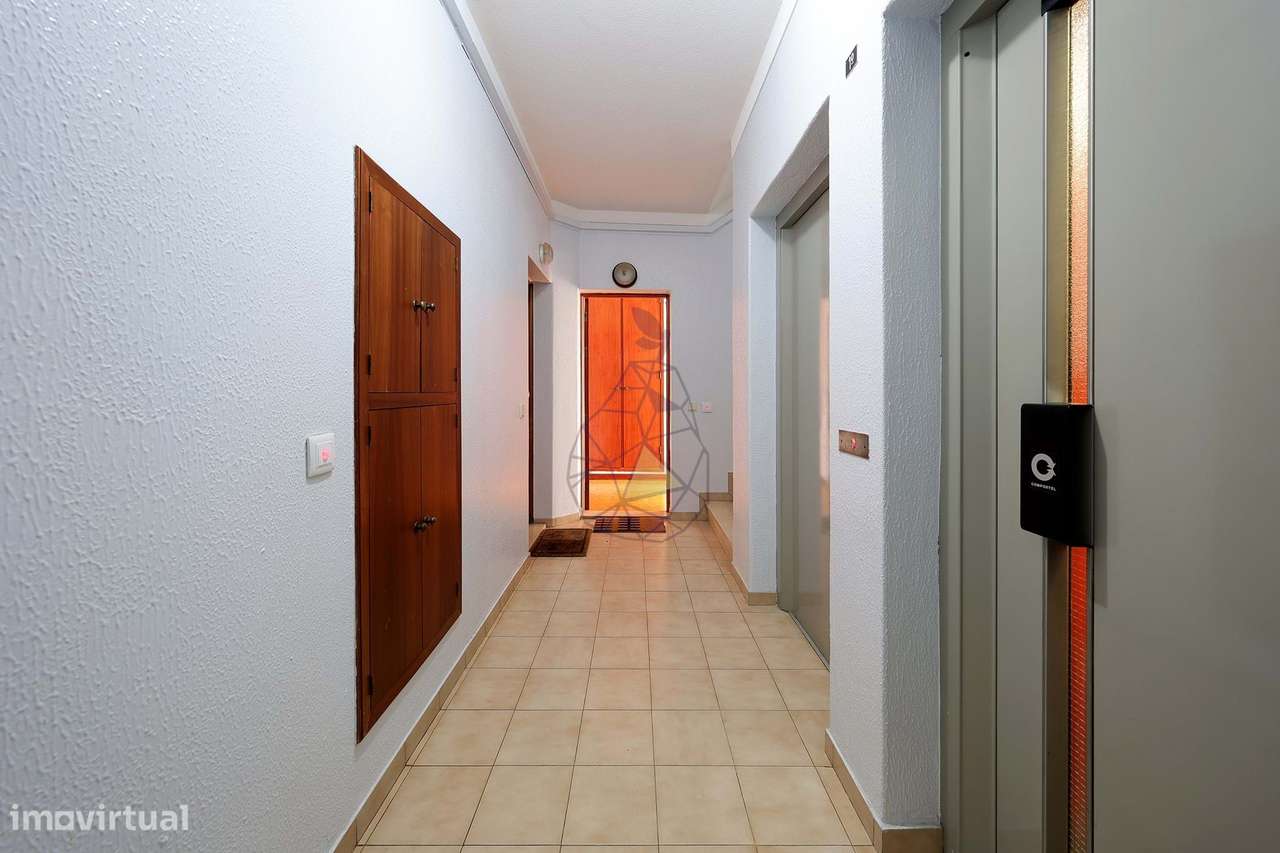 Espaçoso apartamento T2 com 92 m2 nos Três Bicos em Portimão - Grande imagem: 5/37