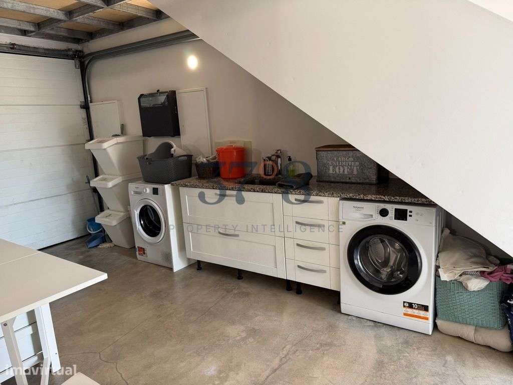 Uma vivenda de 4 quartos com piscina, num terreno de 2 hectares a 10 m-37