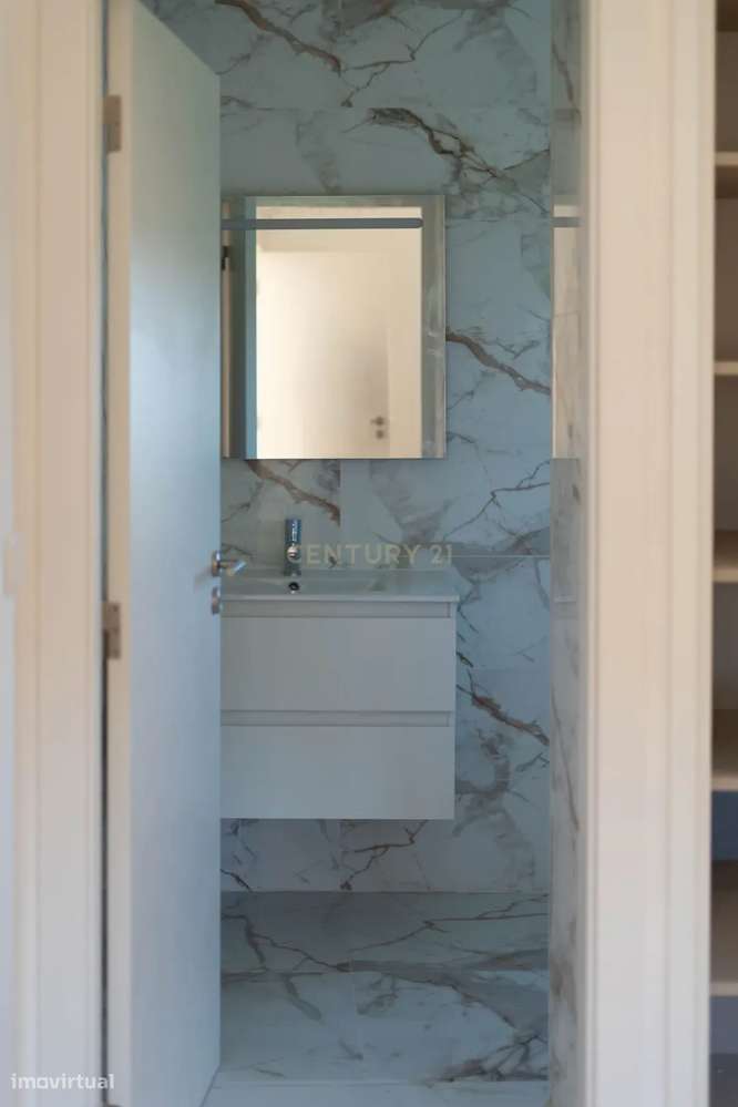 Moradia T3 de dois pisos com terreno totalmente renovada a cinco minut-10