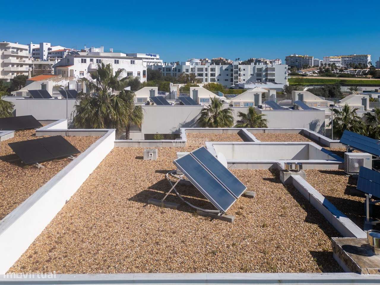 LUXUOSA VILLA V3 + 1 COM PISCINA E GARAGEM PRIVATIVA SITUADA NA CORREE-44