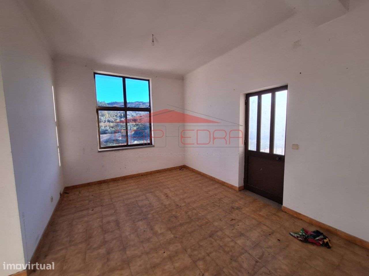 Moradia T4 com garagem e lareira perto das montanhas-16