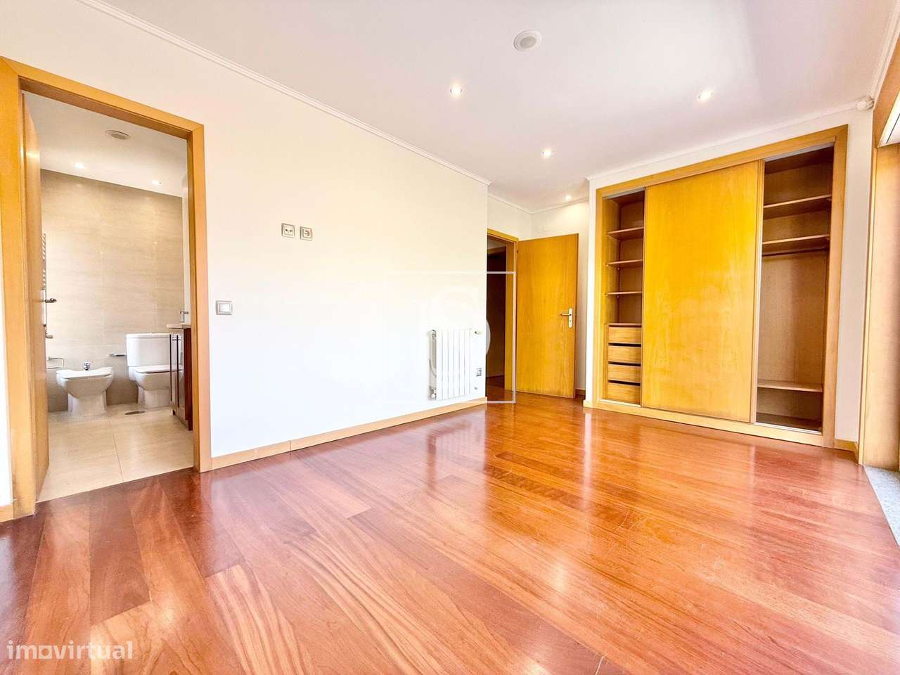 Moradia T4 de Luxo em Valongo com Jardim, Domótica e Acabamentos de Al-8