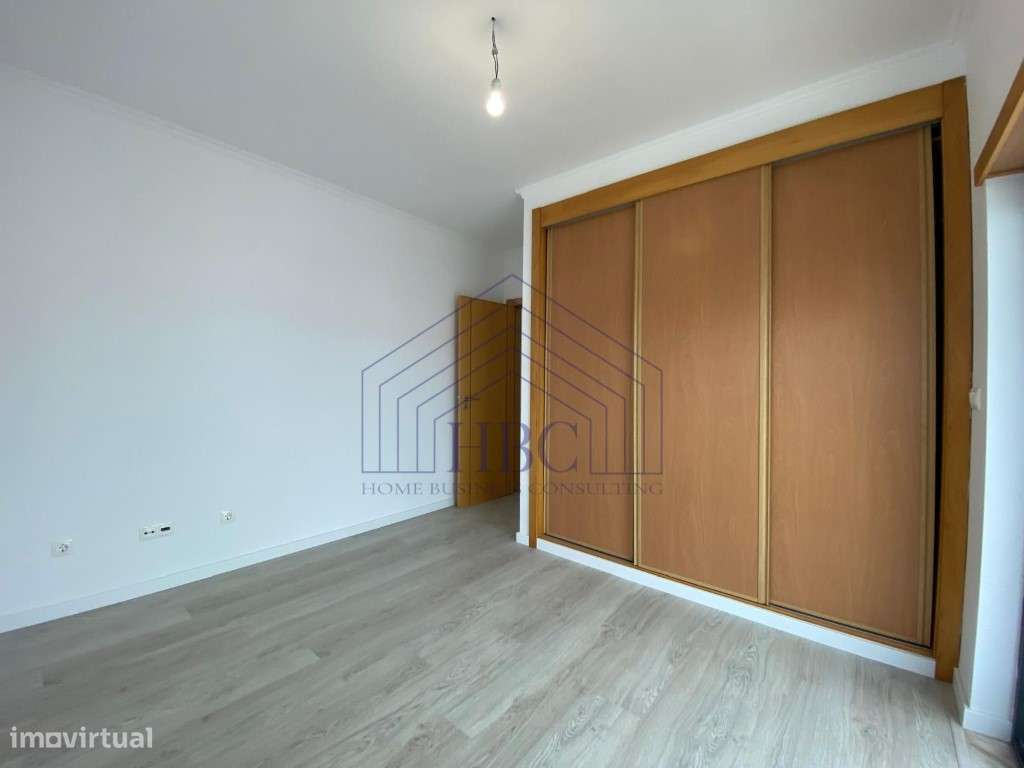 Moradia T5 Moderna e Remodelada no Feijó - Espaço, Conforto e Exclu...-34