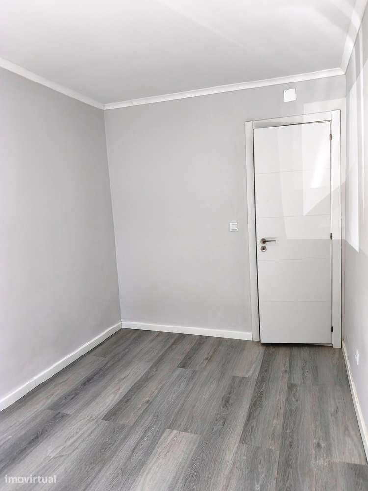 T2 Em Benfica, Totalmente Remodelado, Como Novo, Cozinha Equipada-10