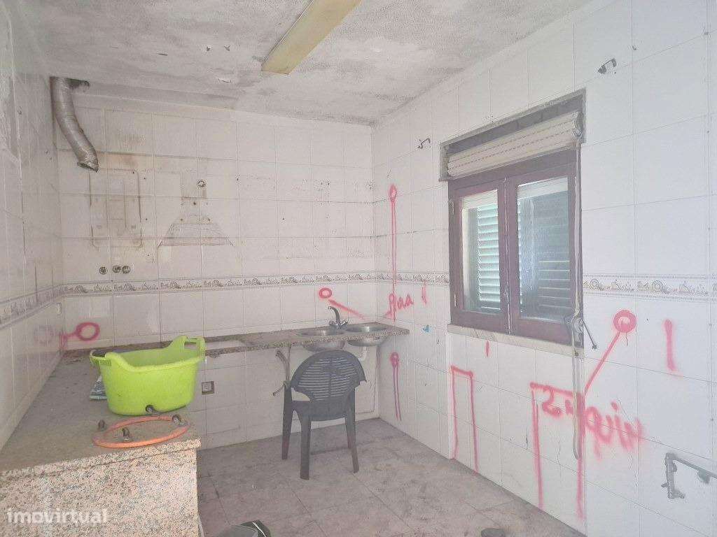 Moradia T3 para remodelar Vialonga-19