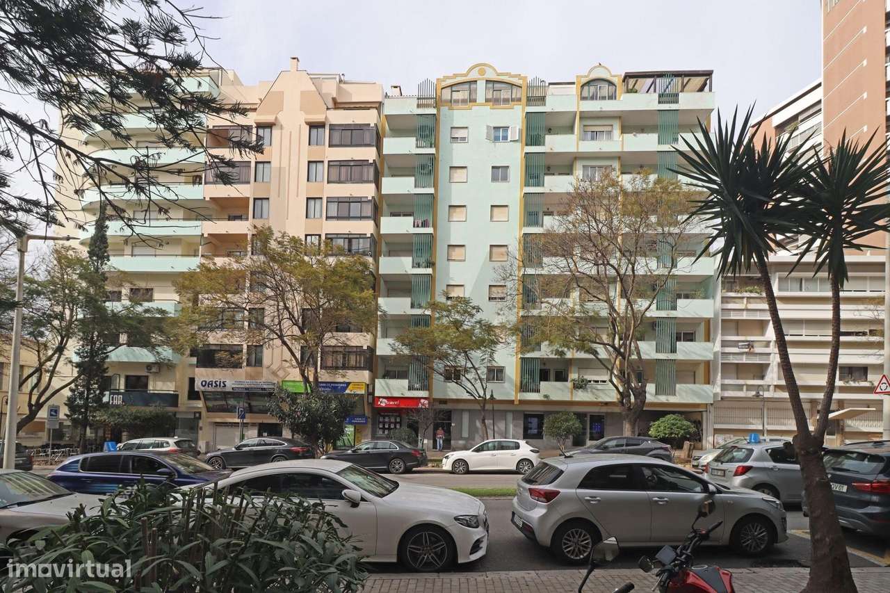 Apartamento T2 exclusivo no último piso do Edifício Royal com terraço-47