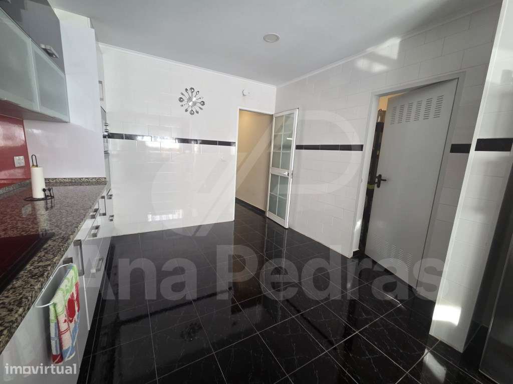 Moradia Bi-Familiar Totalmente Remodelada com Logradouro e Elevado ...-6