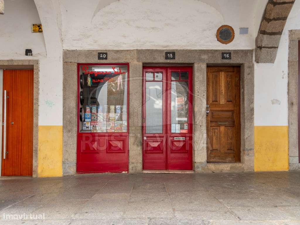 Moradia junto à Praça do Giraldo em Évora, nas arcadas medievais da... - Grande imagem: 5/60