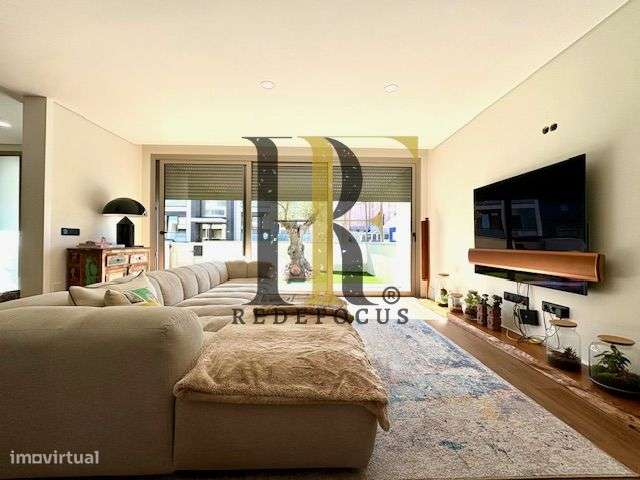 Moradia T4 de Luxo com Piscina e Jardim em Esmoriz-8