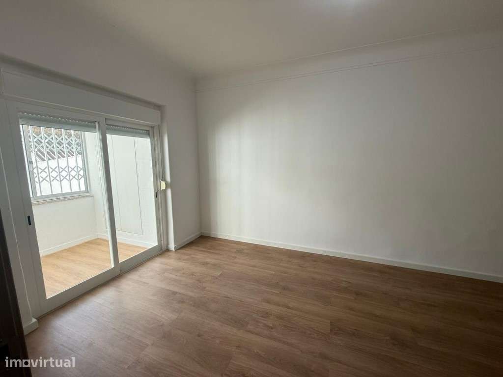Apartamento T2 totalmente remodelado, com excelente área exterior -...-6