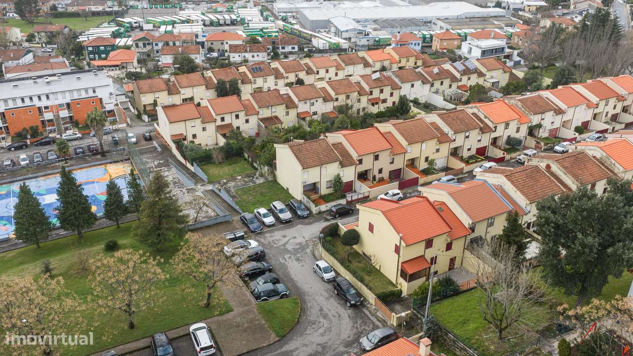 Moradia T4 de gaveto em Nogueira-42