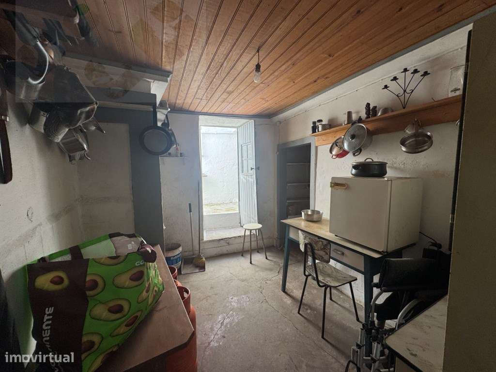 Moradia frente Monsanto, Excelente oportunidade, T2, por recuperar!-21