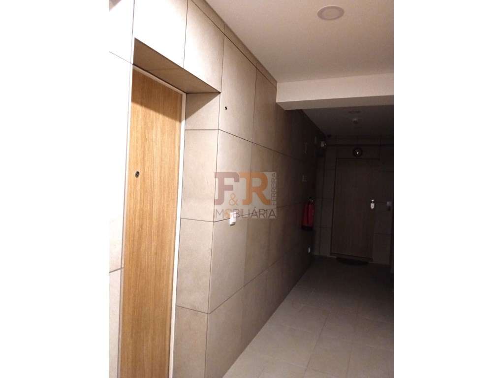 Excelente !!Apartamento T2 Semi- Novo com Varanda e Garagem-7