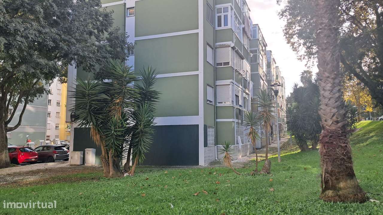 Apartamento T2 Remodelado em Benfica-21