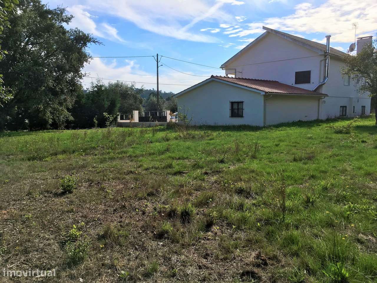 Moradia T3 isolada com jardim, terraço e garagem-13