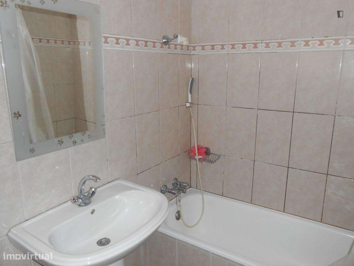 Quarto - localizado em Almada Lisbon - Grande imagem: 5/6