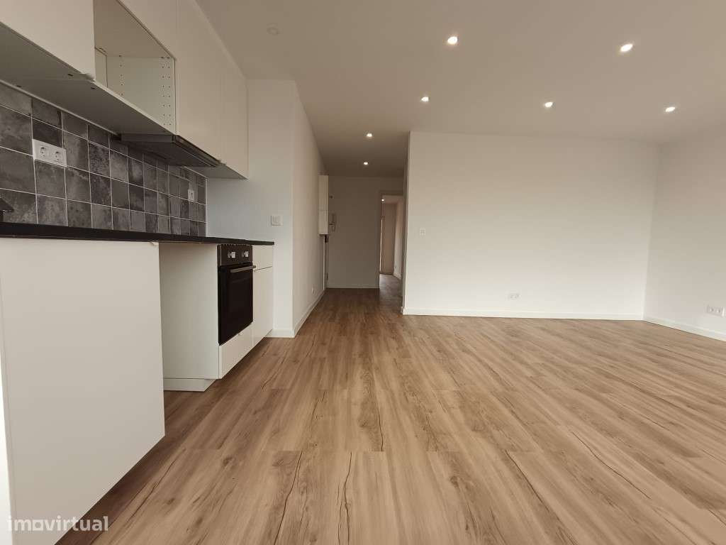 Apartamento T2 Renovado no centro de Camarate, Loures-19