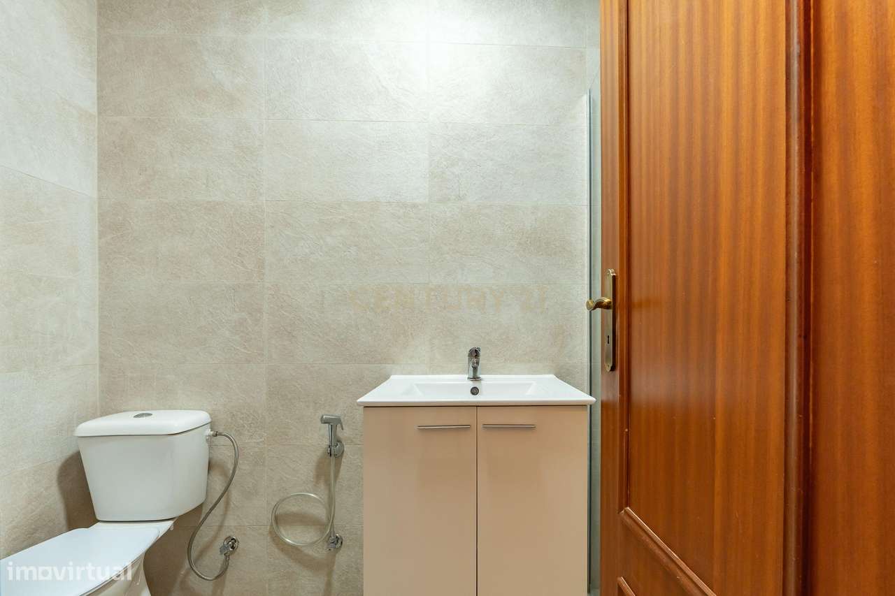 Maravilhoso T1 Remodelado | Moscavide | Excelente Exposição Solar-16