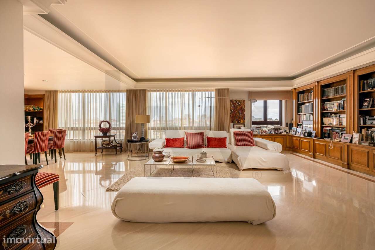 Apartamento T4 Avenida Visconde de Valmor – Lisboa | Box para duas via - Grande imagem: 5/21