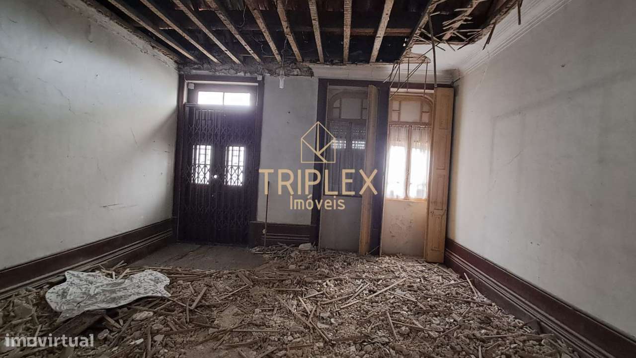 Moradia T6 para recuperar - Avª Afonso Henriques-10