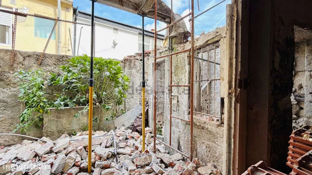Futura Moradia de Luxo T3 com Jardim e Escritório – Rua de Oliveira Mo-17