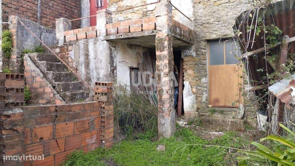 Moradia T2 para Remodelação com Vista Panorâmica – Sarzedas, Castelo B-16