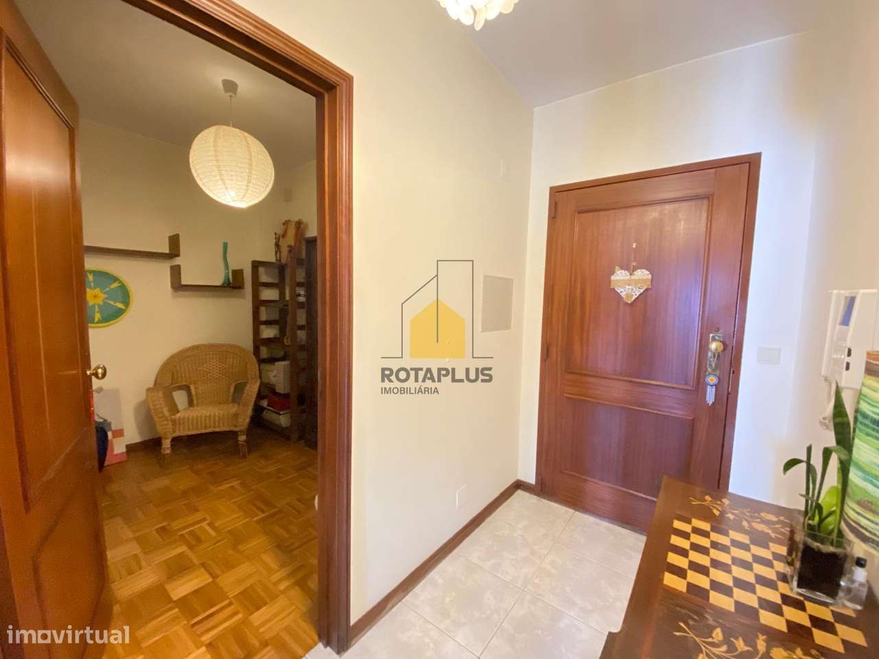 Apartamento T1+1 com Excelente Varanda e Garagem-11