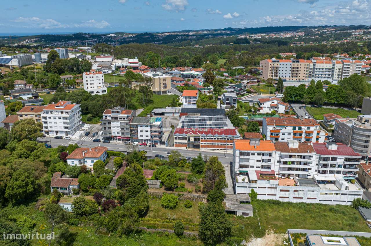 Armazém e terreno ao centro de São João da Madeira - Grande imagem: 3/59