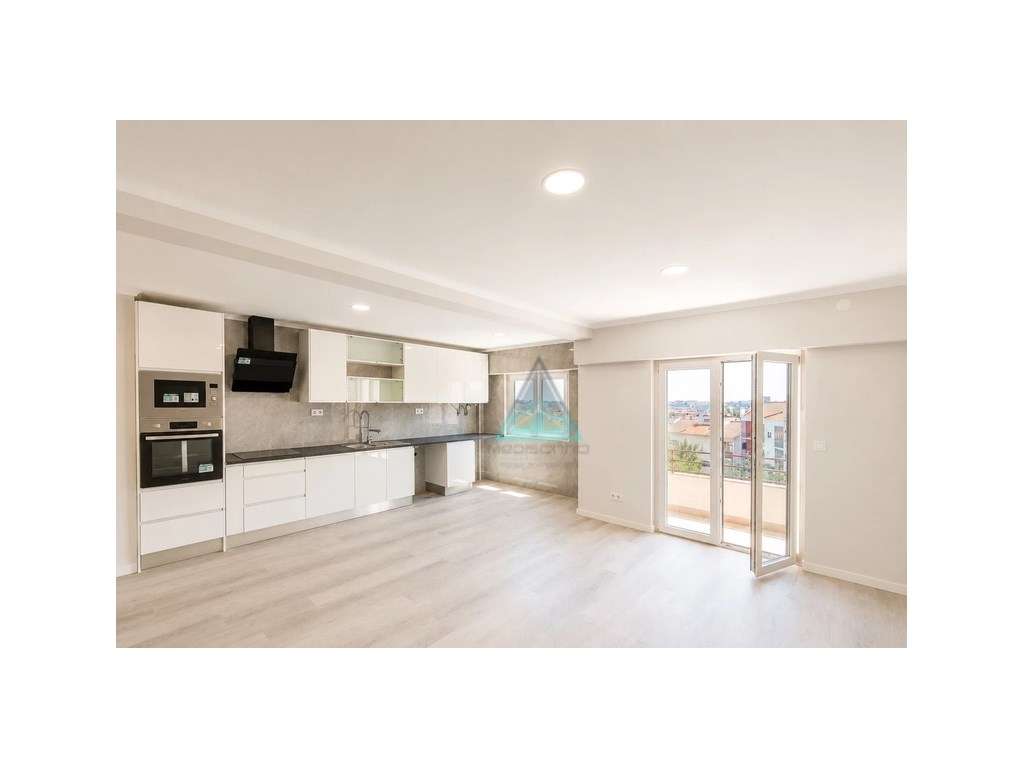 Fantástico Apartamento T4 Totalmente Remodelado | Pronto a Habitar-0