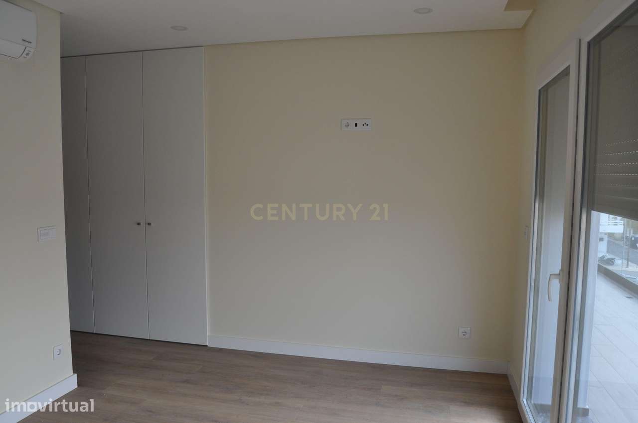 Moradia T4+1 Contemporânea com Piscina-30