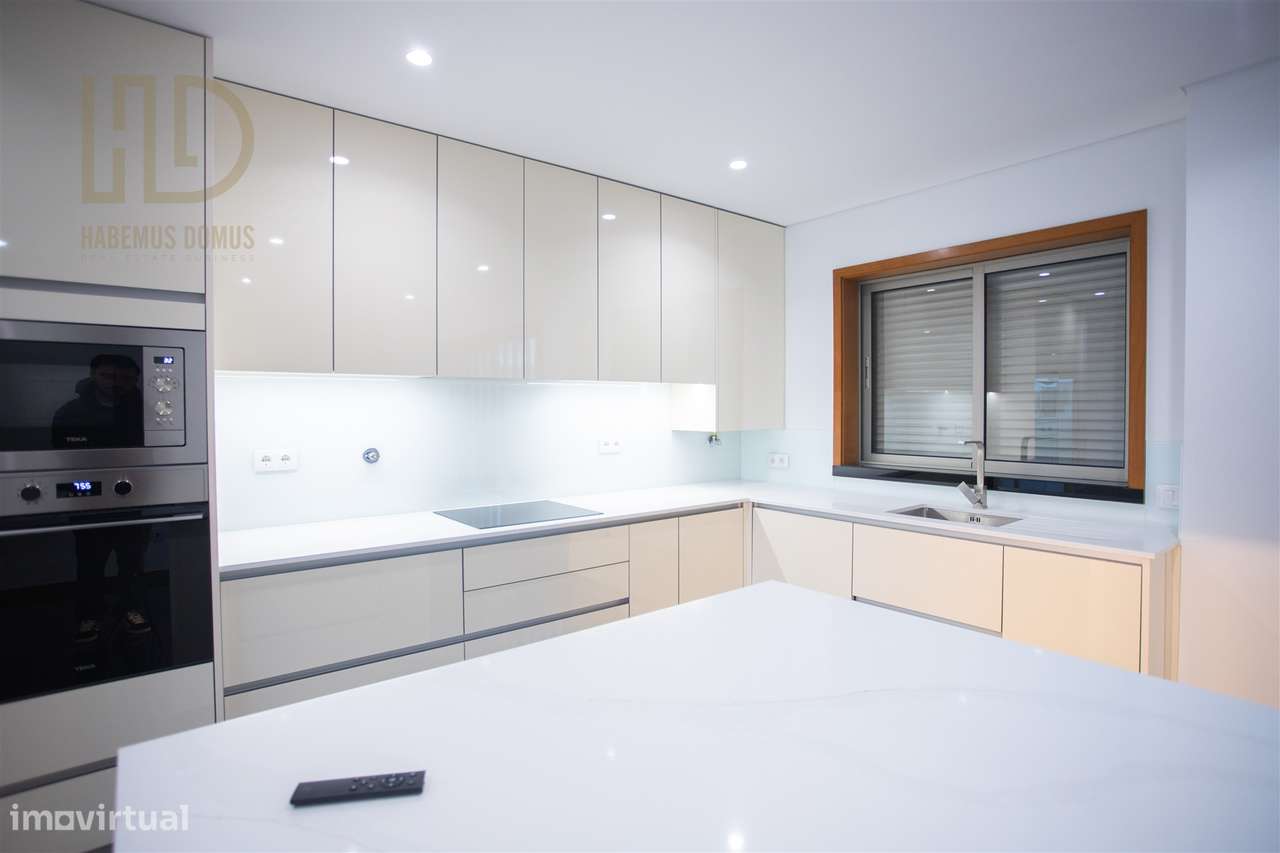 Moradia T3+1 de Luxo com 405m2 a 200 Metros da Praia em Canidelo.-11