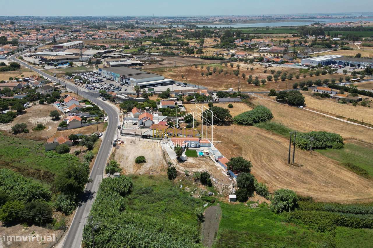 Moradia T4 com Piscina + Moradia T1 - Moita-58