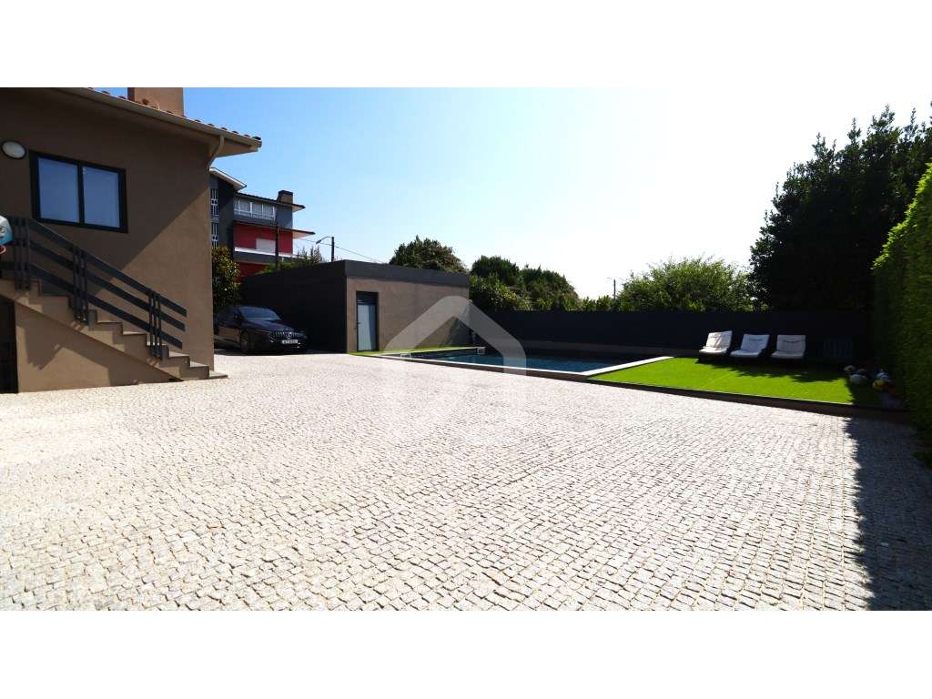 Moradia individual T4+1 com piscina, em Esmeriz-33