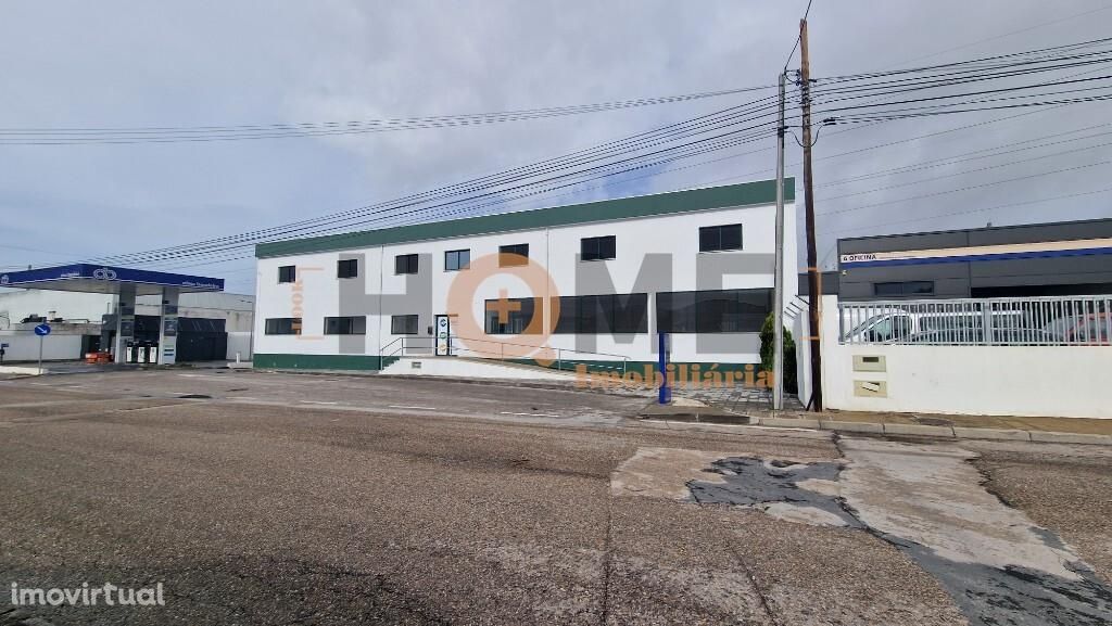 Escritório com 82m2 – ZONA INDUSTRIAL EM ALMEIRIM