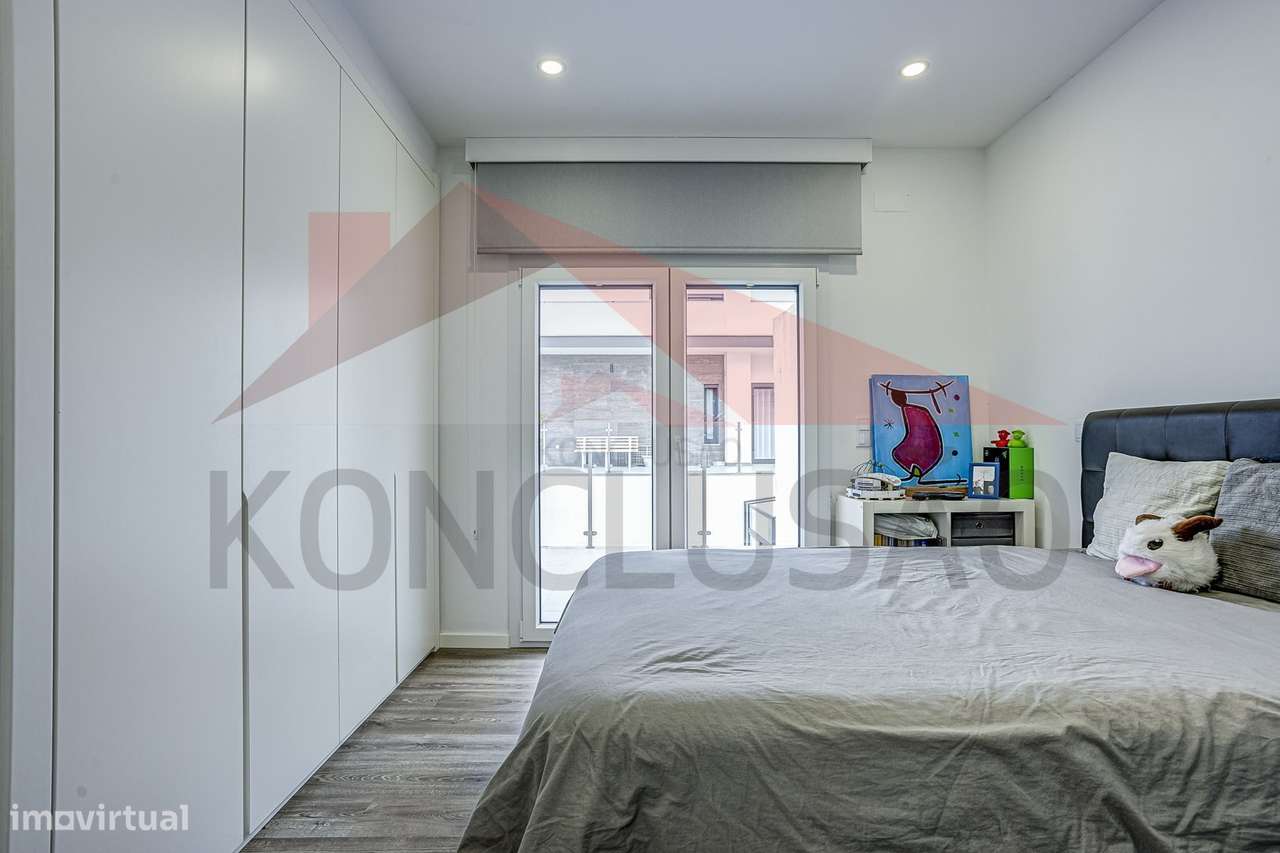 Moradia T4 de arquitetura moderna, estado de nova.-24