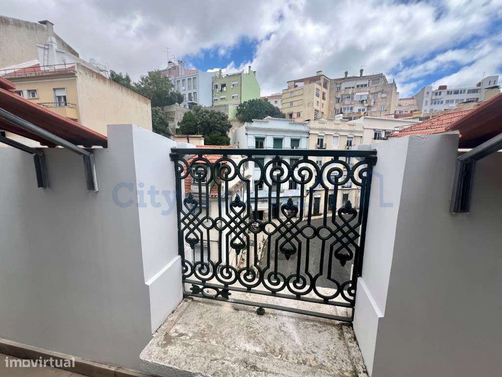 Apartamento T2 totalmente remodelado com varanda aberta e vista de ... - Grande imagem: 4/17