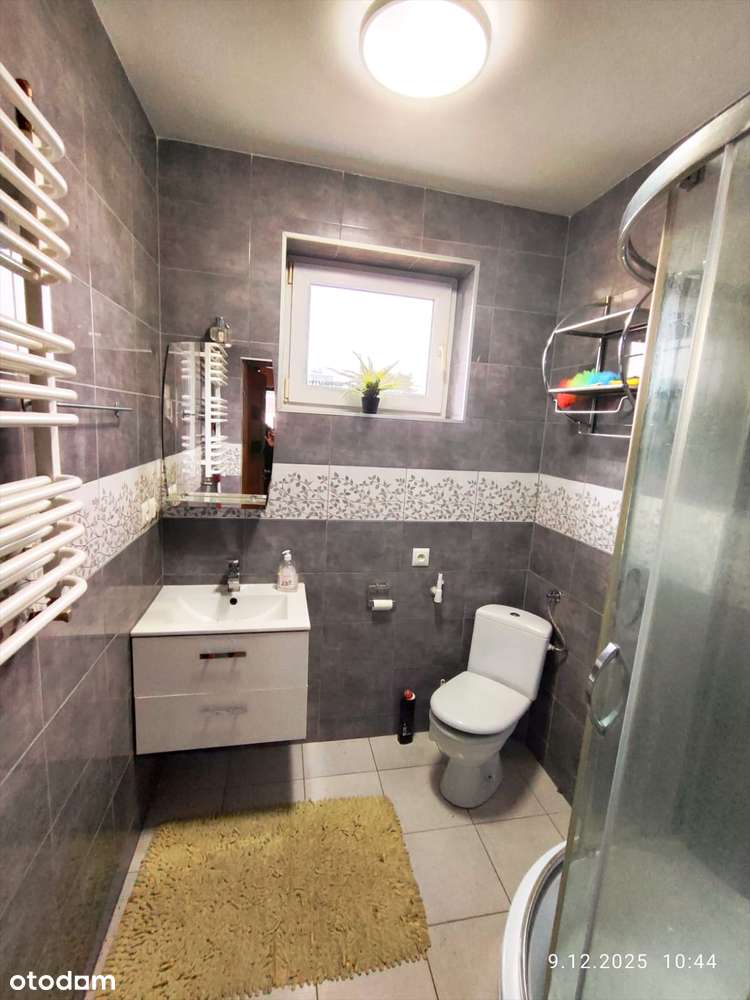 Dom z dwoma niezależnymi mieszkaniami.-10