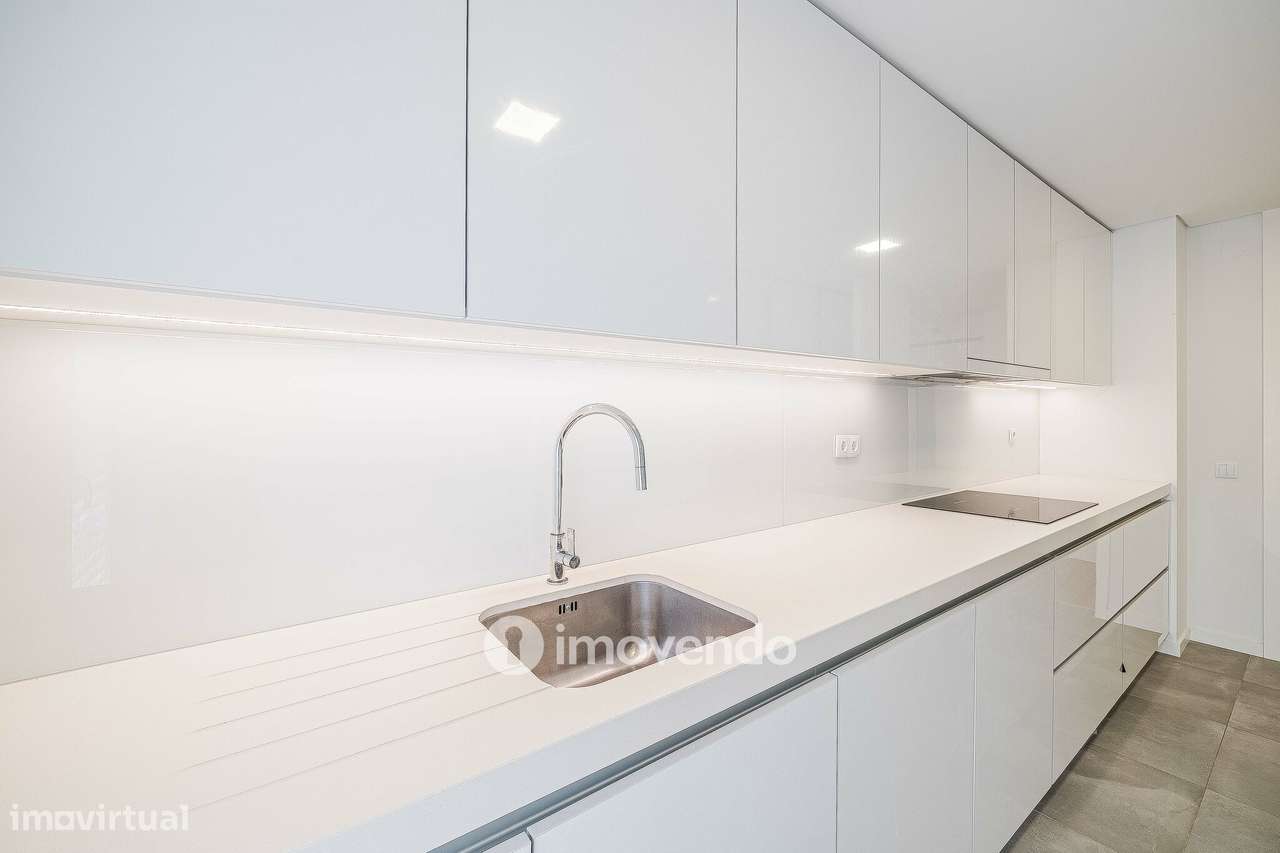 Apartamento T2, com estacionamento e cozinha equipada, na Amadora-11