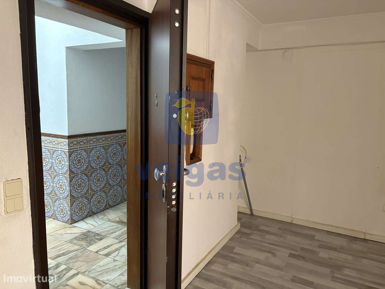 Atelier / Estúdio transformado em T1 no centro da Agualva-6
