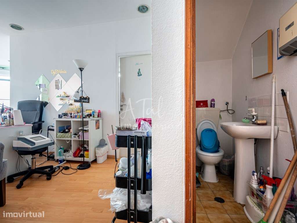 Prédio com loja e sotão independente-7