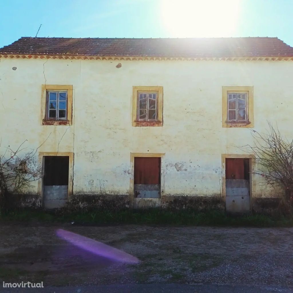 Moradia rústica em Casal da Madalena para recuperar, com palheiro e ad