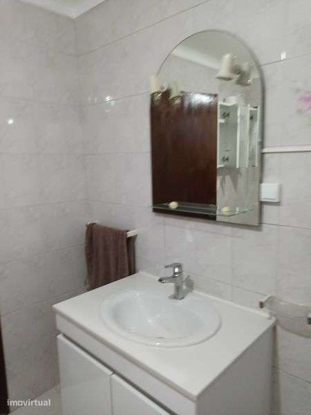 Casa para alugar com três quartos e cozinha equipada e sala mobilada. - Grande imagem: 4/11